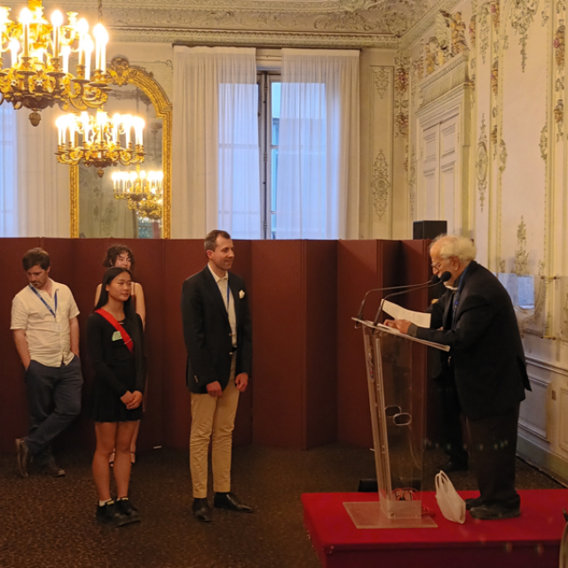 Prof. Thomas Jagau standing in front of a podium receiving the award